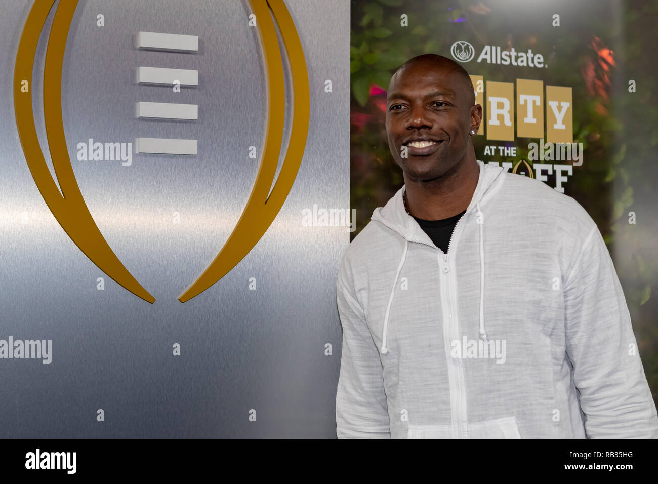 Santa Clara, Californie, États-Unis. 5e Jan, 2019. Janvier 05, 2019 - San Jose, Californie, États-Unis - temple de la renommée NFL player Terrell Owens entre dans l'Allstate Party au théâtre sur le tapis bleu avant le match de Championnat National de Football collégial match entre le Clemson Tigers et de l'Alabama Crimson Tide chez Levi's Stadium, Santa Clara, Californie. Crédit : Adam Lacy/ZUMA/Alamy Fil Live News Banque D'Images