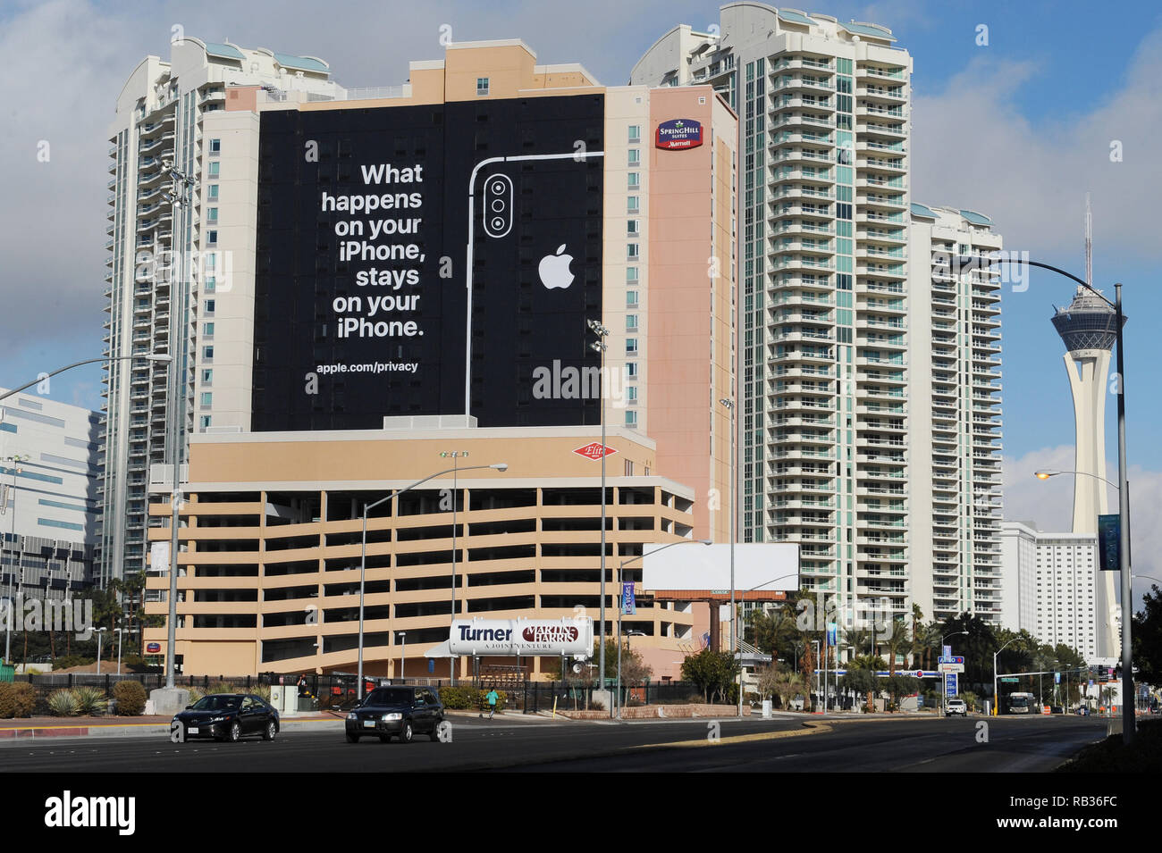 Las Vegas, USA. 06 Jan, 2019. Apple est à l'aide de la bannière publicitaire avec la phrase 'ce qui se passe sur votre iPhone sur votre iPhone" pour montrer sa présence au CES TECHNOLOGIES. Une fois de plus, le Groupe ne sera pas présent en tant qu'exposant cette fois. Credit : Andrej Sokolow/dpa/Alamy Live News Banque D'Images