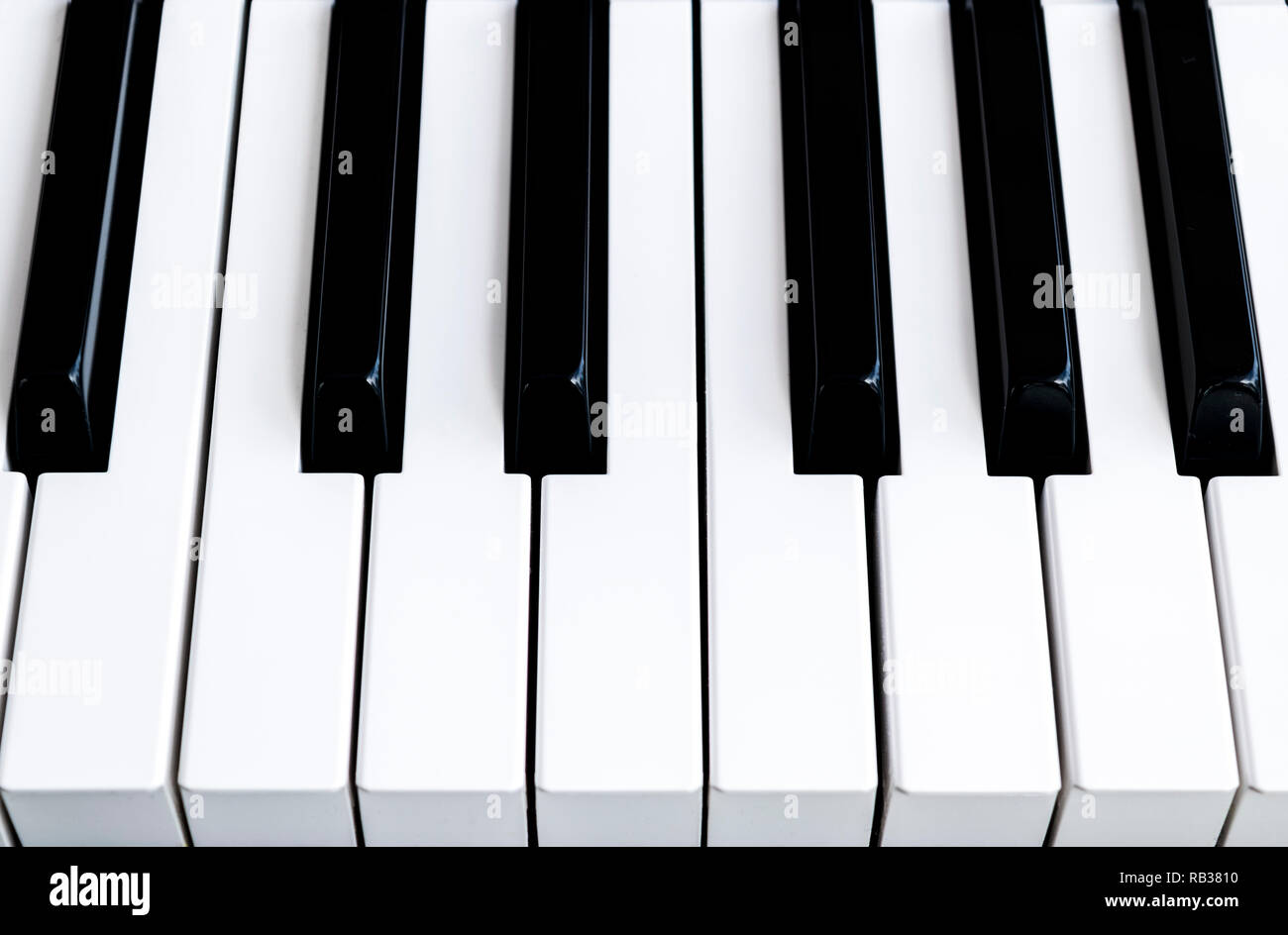 Vue de dessus de touches de piano. Close-up de touches de piano. Fermer Vue frontale. Clavier de piano avec focus sélectif. Vue en diagonale. Perspective du clavier du piano Banque D'Images