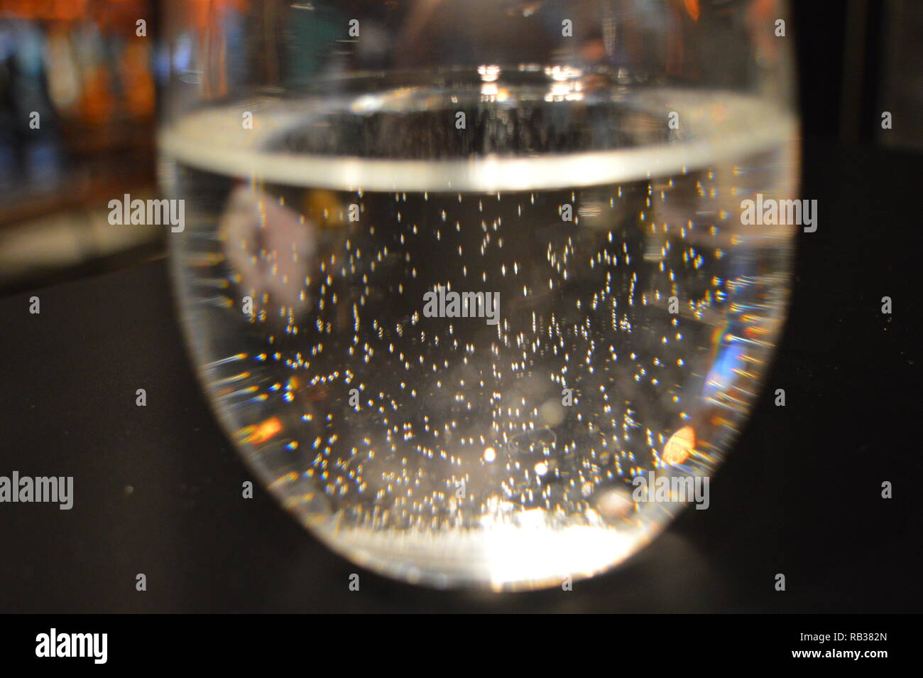 Un verre d'eau dans un bar Banque D'Images