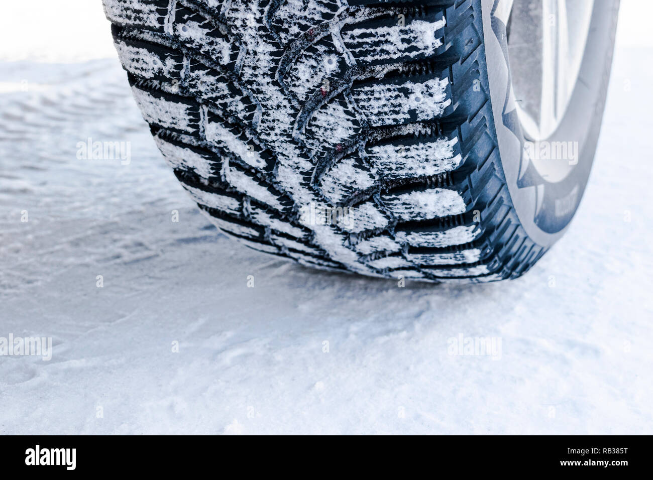 Le pneu de voiture dans la neige de près. Location de pistes sur la neige.  Des traces de la voiture dans la neige. Pneus d'hiver. Pneus couverts avec  de la neige en
