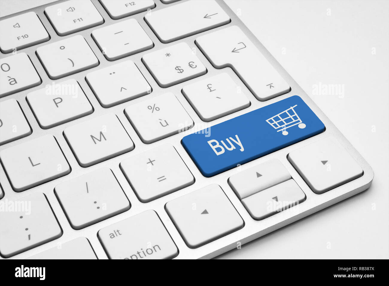 Acheter pousser bouton bleu avec une icône du panier sur un clavier isolé blanc. Concept d'achat en ligne. Banque D'Images