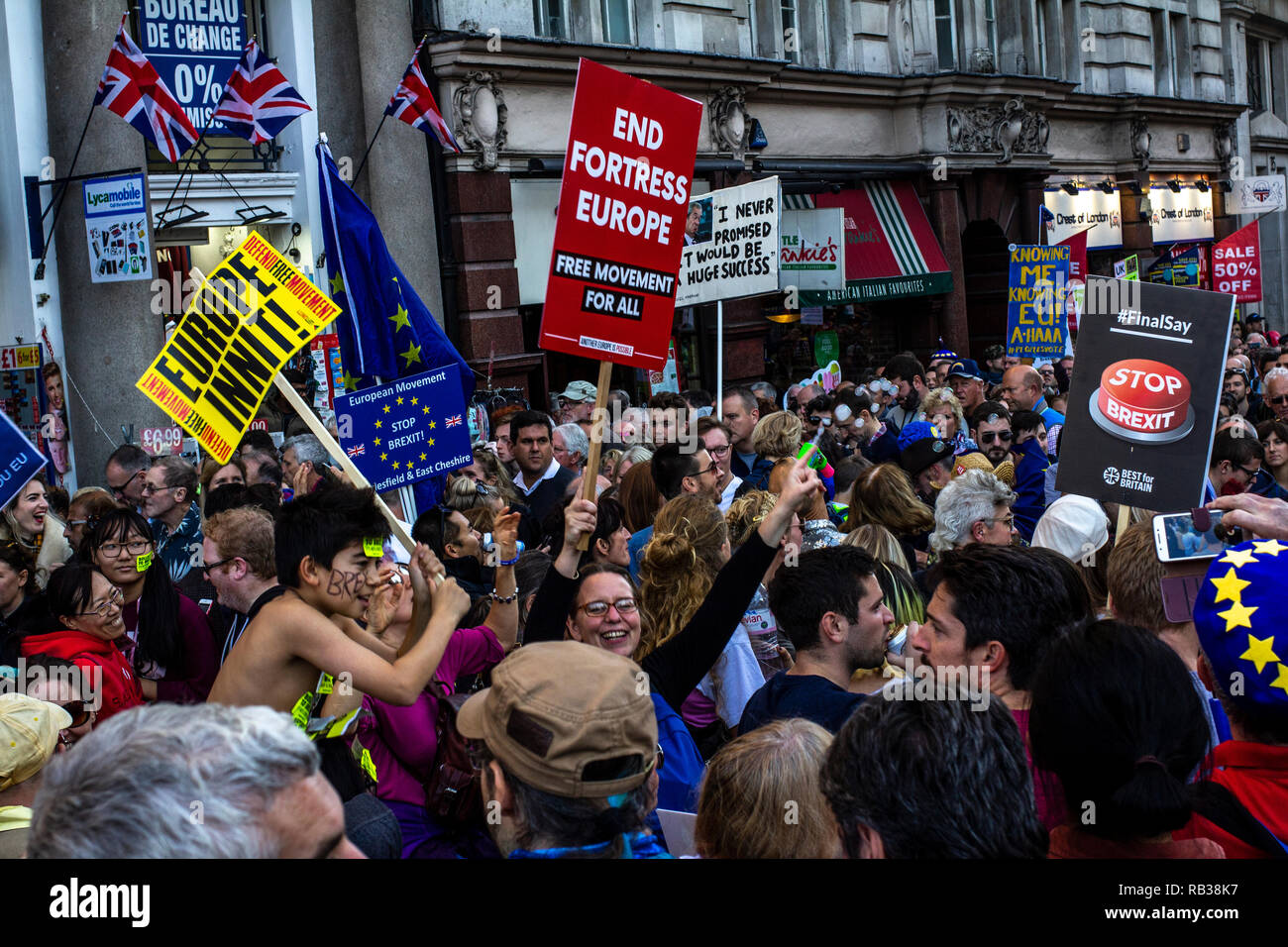 Une foule de personnes dansant dans Trafalgar Square au cours de la voix de démonstration. Banque D'Images