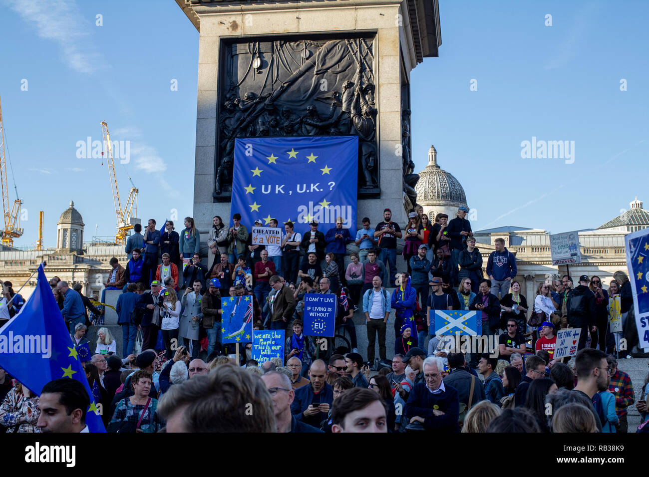 Une foule de personnes qui défendent de Trafalgar Square à la place du Parlement à Londres sur le 20/10/18 pour le vote du peuple manifestation contre Brexit. Banque D'Images