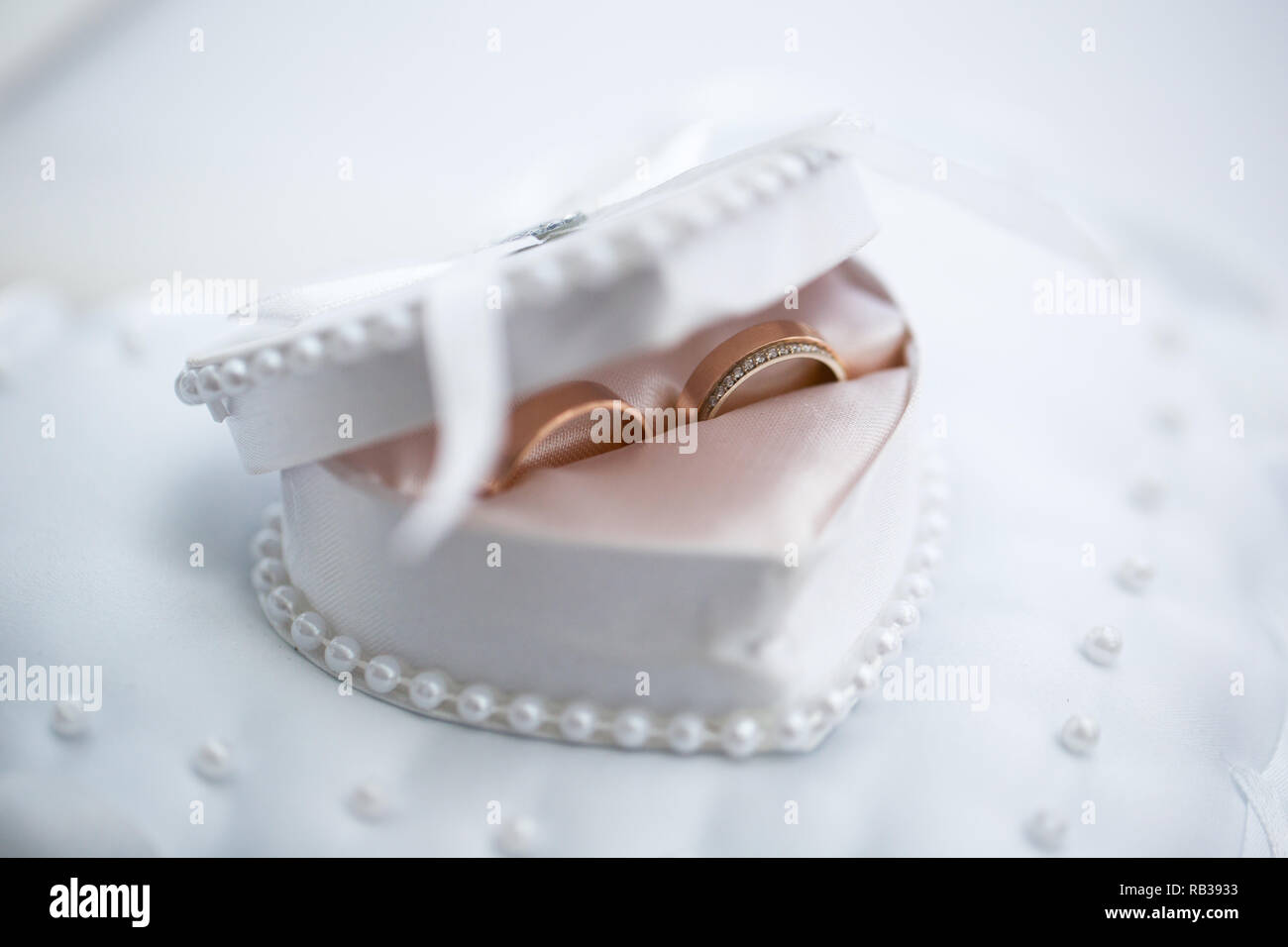 Les Anneaux De Mariage En Blanc Une Boite De Bijoux En Forme De Cœur Photo Stock Alamy