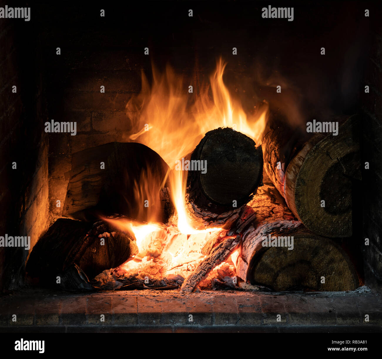 Un bon feu de bois dans une cheminée à foyer ouvert Banque D'Images