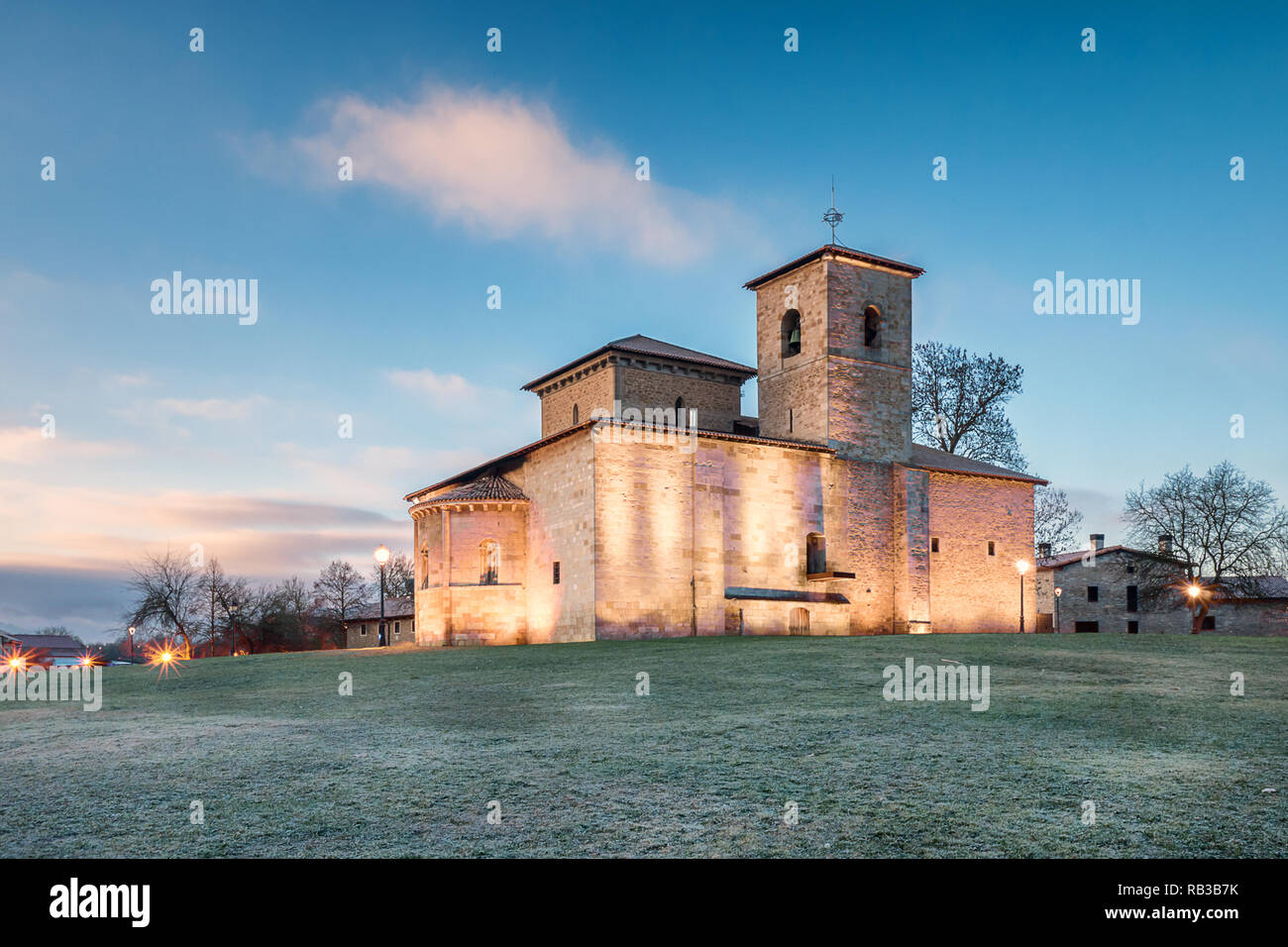 Basilique de Armentia à l'aube d'un jour froid, Vitoria-Gasteiz, Pays Basque, Espagne Banque D'Images
