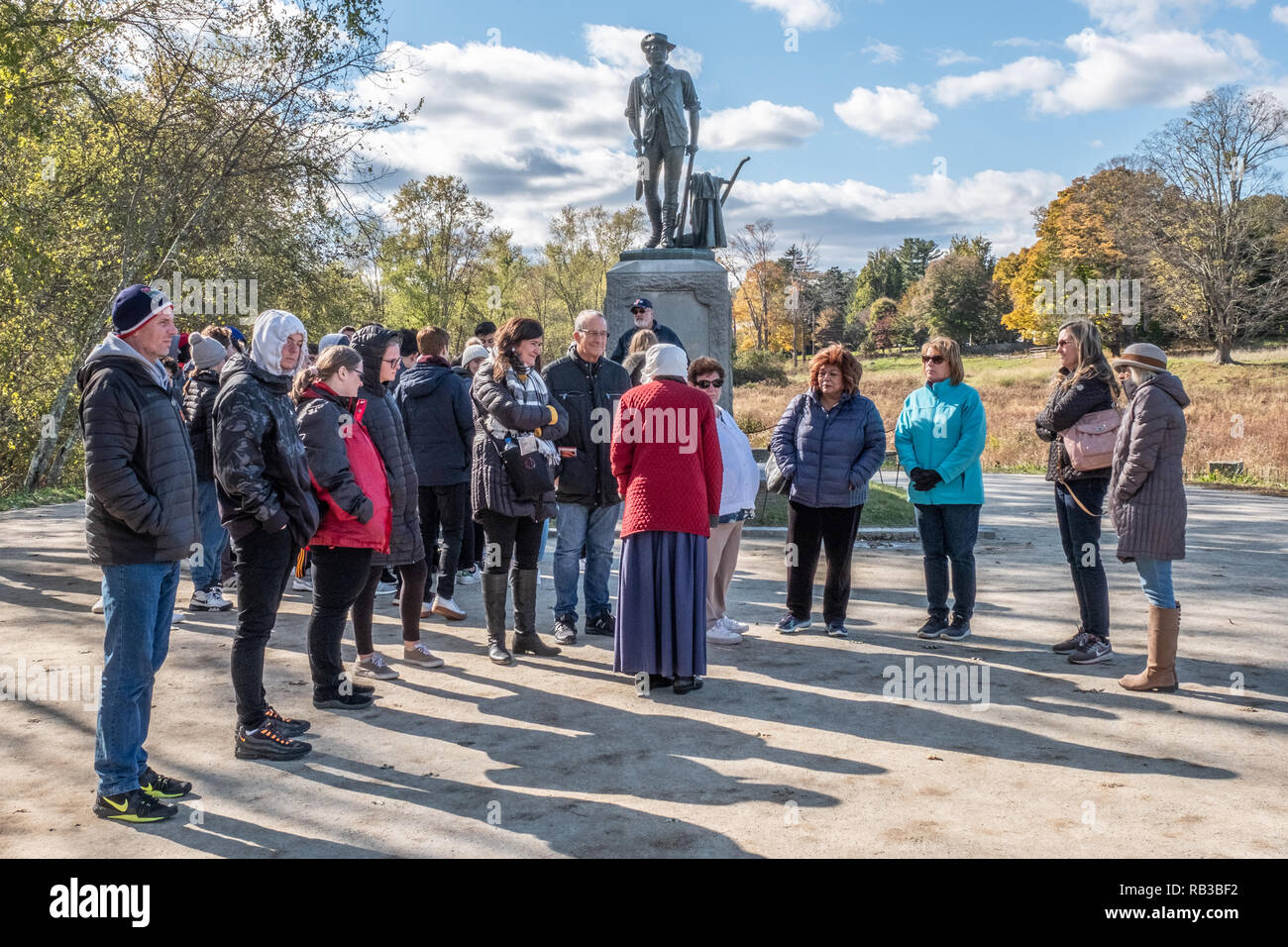 Les touristes se sont réunies à la Statue du Minuteman Old North Bridge à Concord, MA, l'écoute d'un guide du parc Banque D'Images