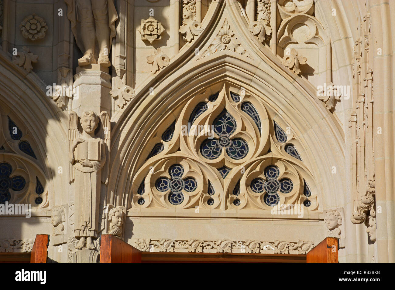 Détail de la sculpture et la fenêtre au-dessus de la porte principale de la chapelle de l'Université Duke de Durham en Caroline du Nord. Banque D'Images