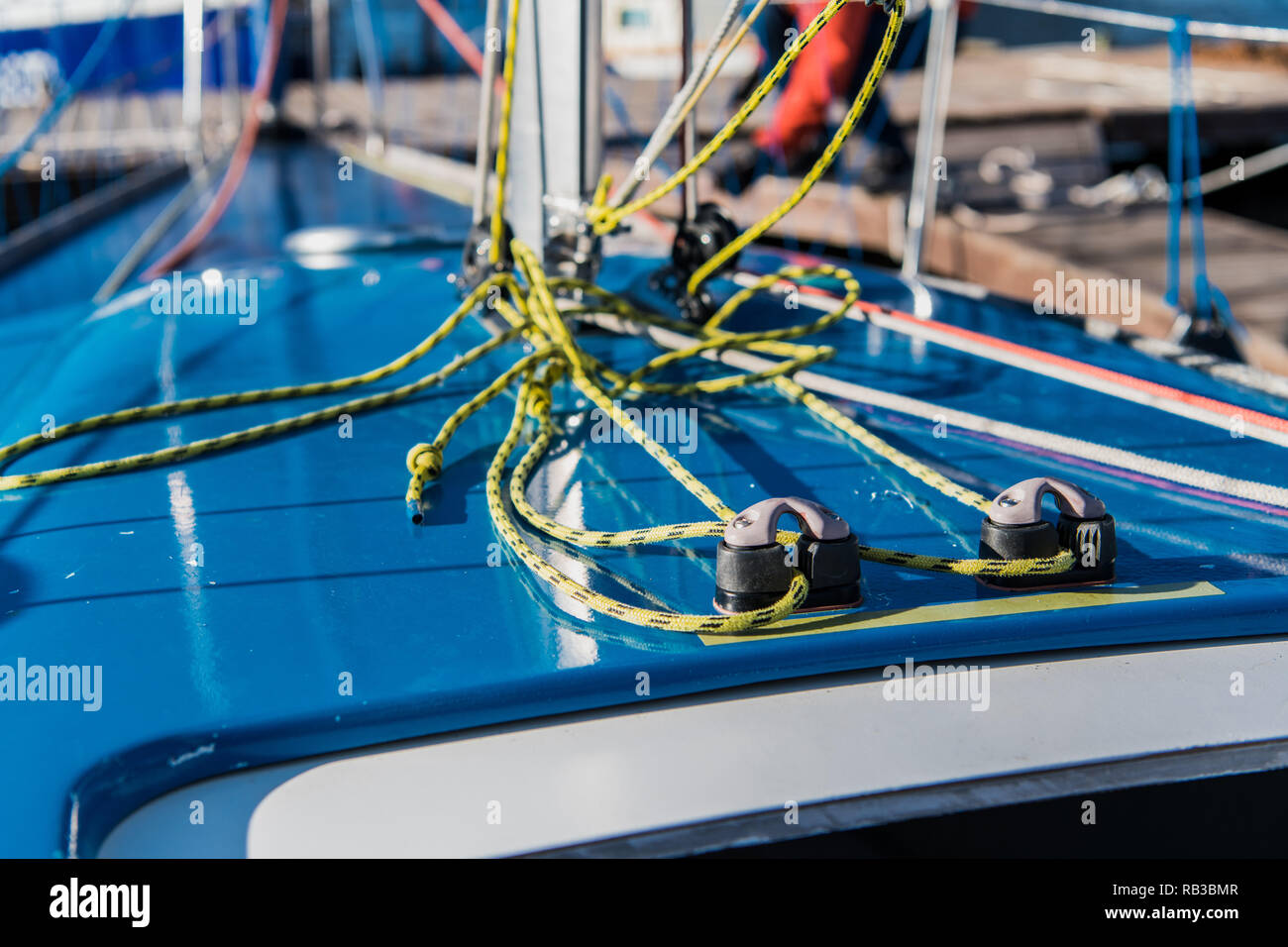 Close-up nautical knot corde nouée autour de jeu sur le bateau ou navire, bateau Corde d'amarrage. Banque D'Images