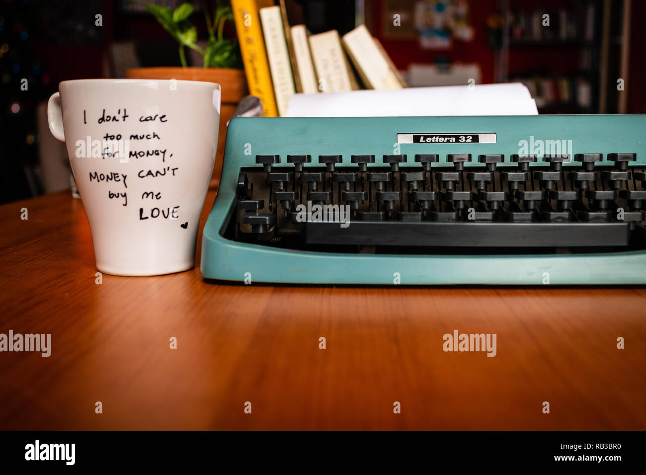 Tasse à café avec machine à écrire Banque D'Images