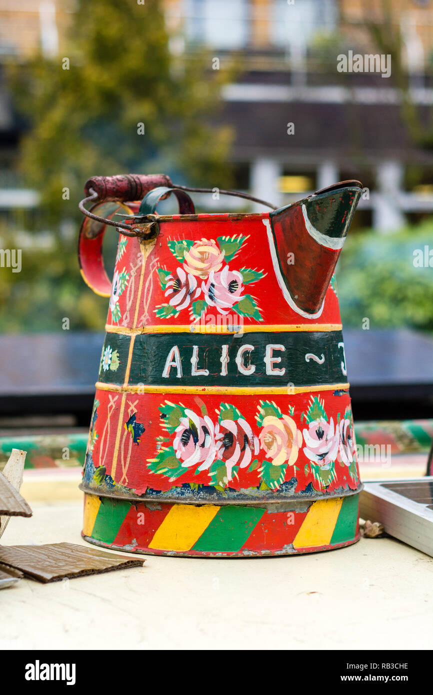 Décorées canal boat jug, portant le nom Alice Banque D'Images