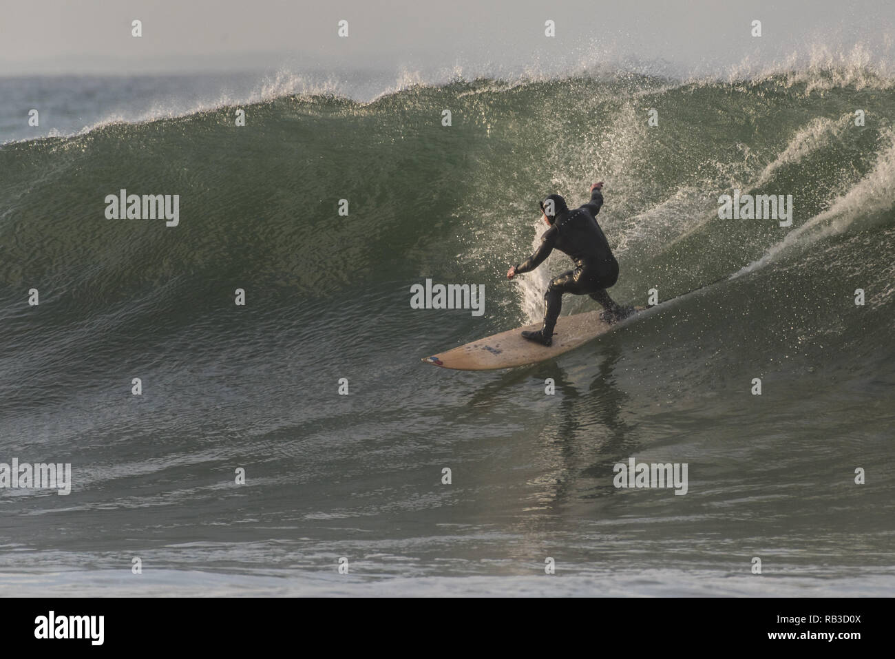 Les courageux surfeur pied baisse dans le vaste ensemble au cours de l'onde de la houle d'hiver amusant à Ventura, Californie, USA le 6 janvier 2019. Banque D'Images