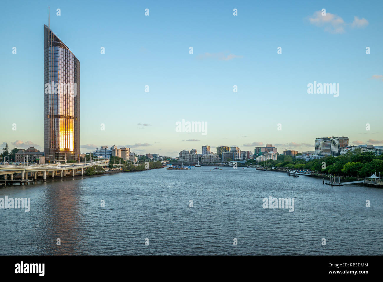 Skyline de Brisbane par la rivière Brisbane Banque D'Images