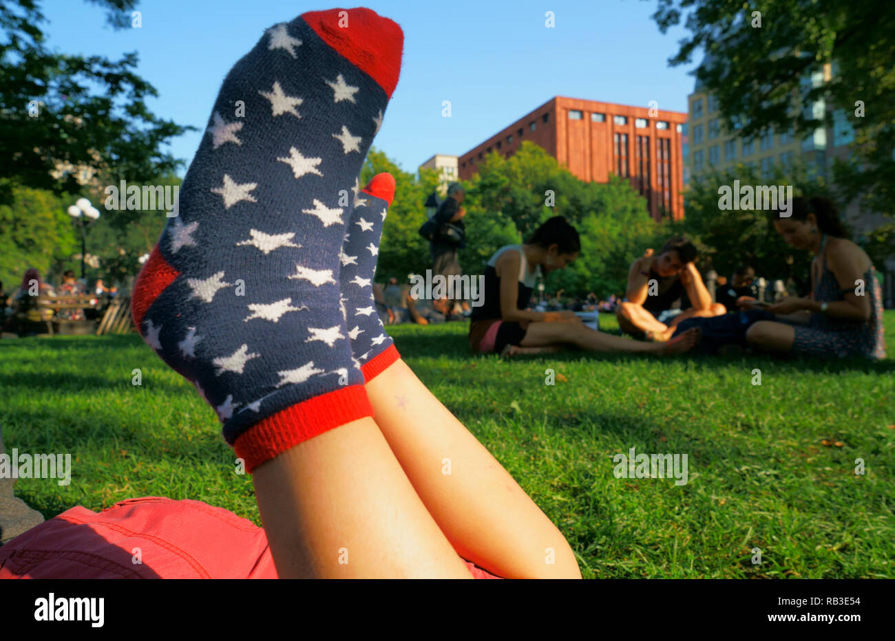 Chaussettes pour enfant à étoiles blanches avec des couleurs bleu et rouge du drapeau américain comme une couleur et motif. Washington Square Park.New York city.NY.USA Banque D'Images