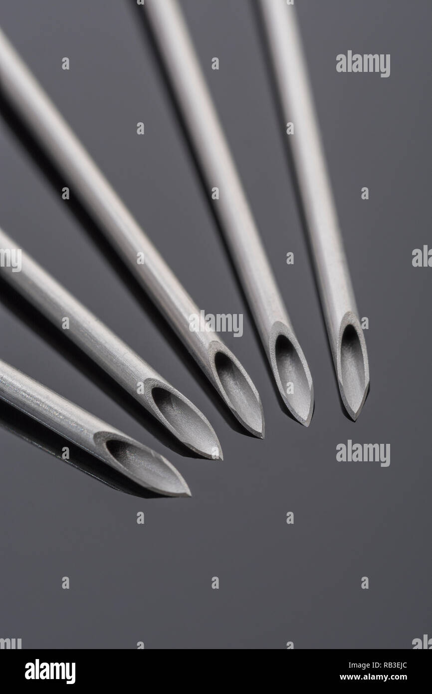 Pointes d'aiguille hypodermiques macro gros plan. BD Microlance 18 Gauge 1 1/2' 1,2/40 mm Rose. Pour NHS, inoculation, grippe jab, pointe vive, aiguille abstraite et vive Banque D'Images