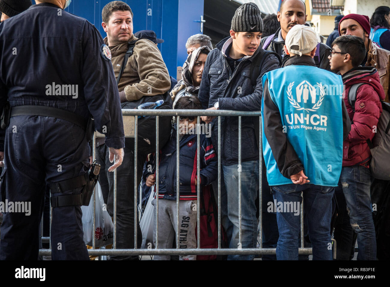 SID, SERBIE - 17 NOVEMBRE 2015 : les réfugiés, les hommes et les enfants l'article et l'attente de traverser la Croatie Serbie frontière, à la gare de Sid sur le B Banque D'Images