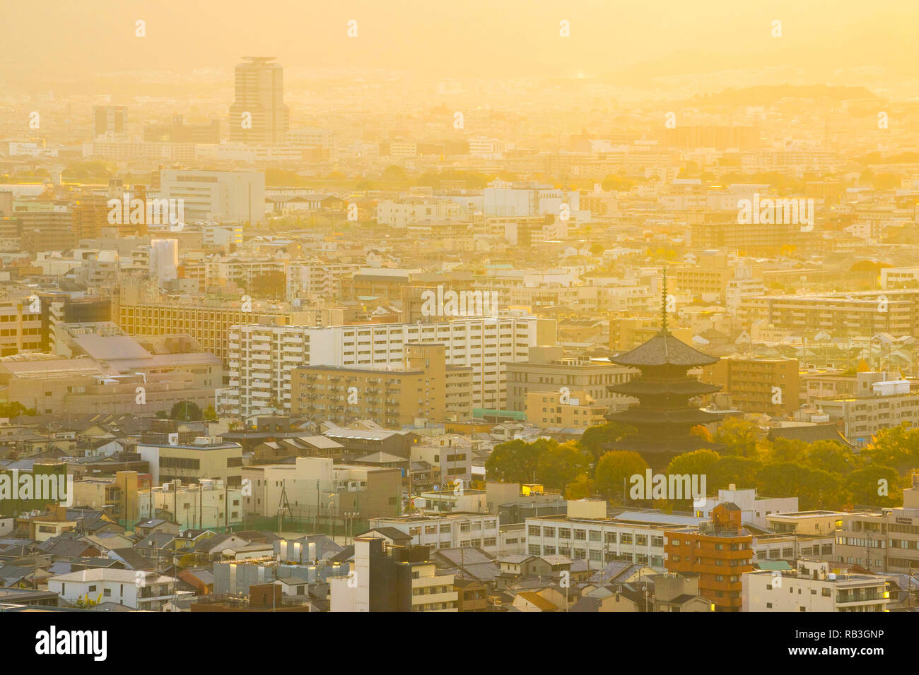 Vue sur la Pagode au Temple Tō-ji de la tour de Kyoto. Banque D'Images