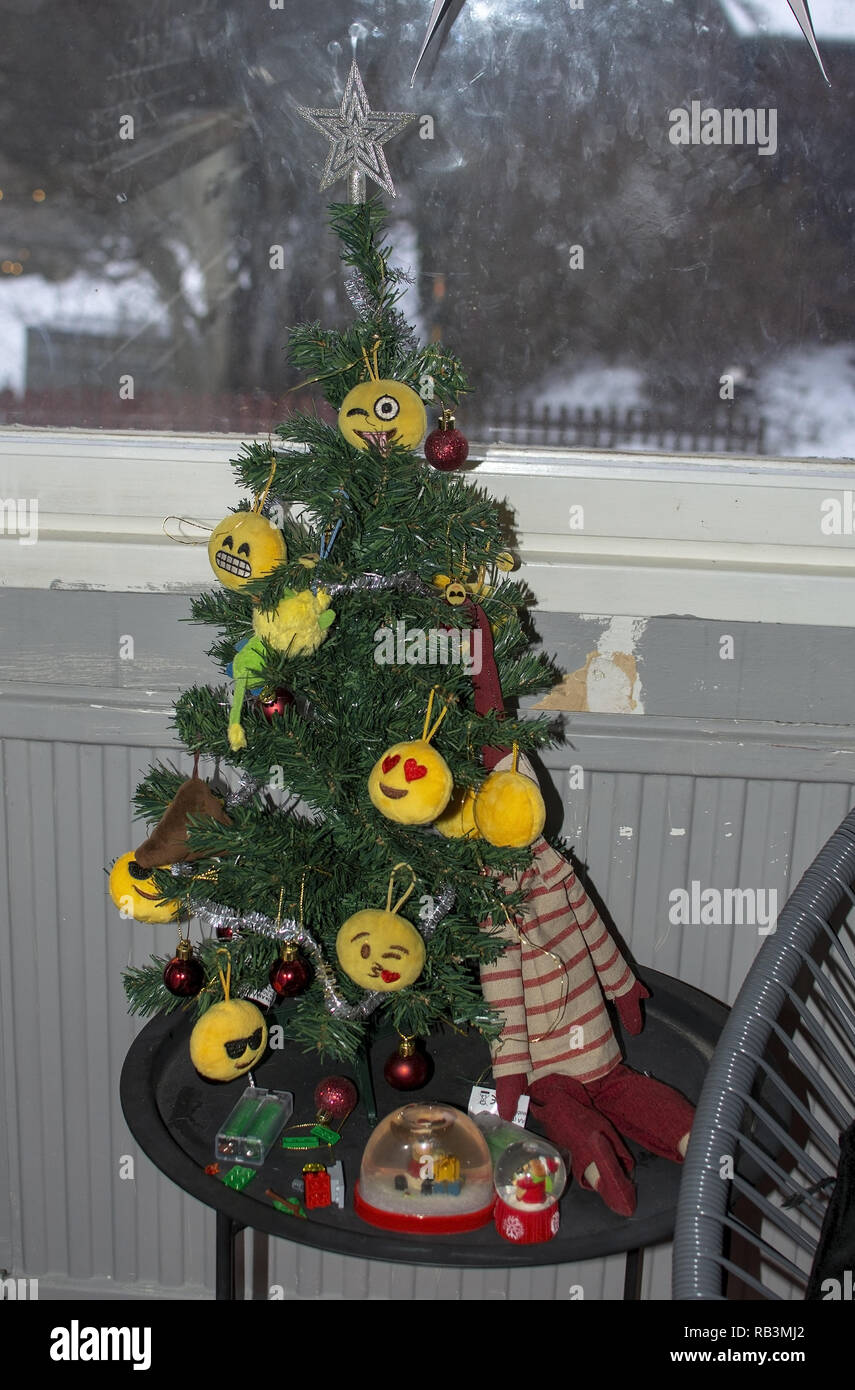STOCKHOLM, Suède - le 20 décembre 2018 : arbre de Noël décoré de smileys jaunes le 20 décembre 2018 à Stockholm, en Suède. Banque D'Images STOCKHOLM, Suède - le 20 décembre 2018 : arbre de Noël décoré de smileys jaunes le 20 décembre 2018 à Stockholm, en Suède. Banque D'Images