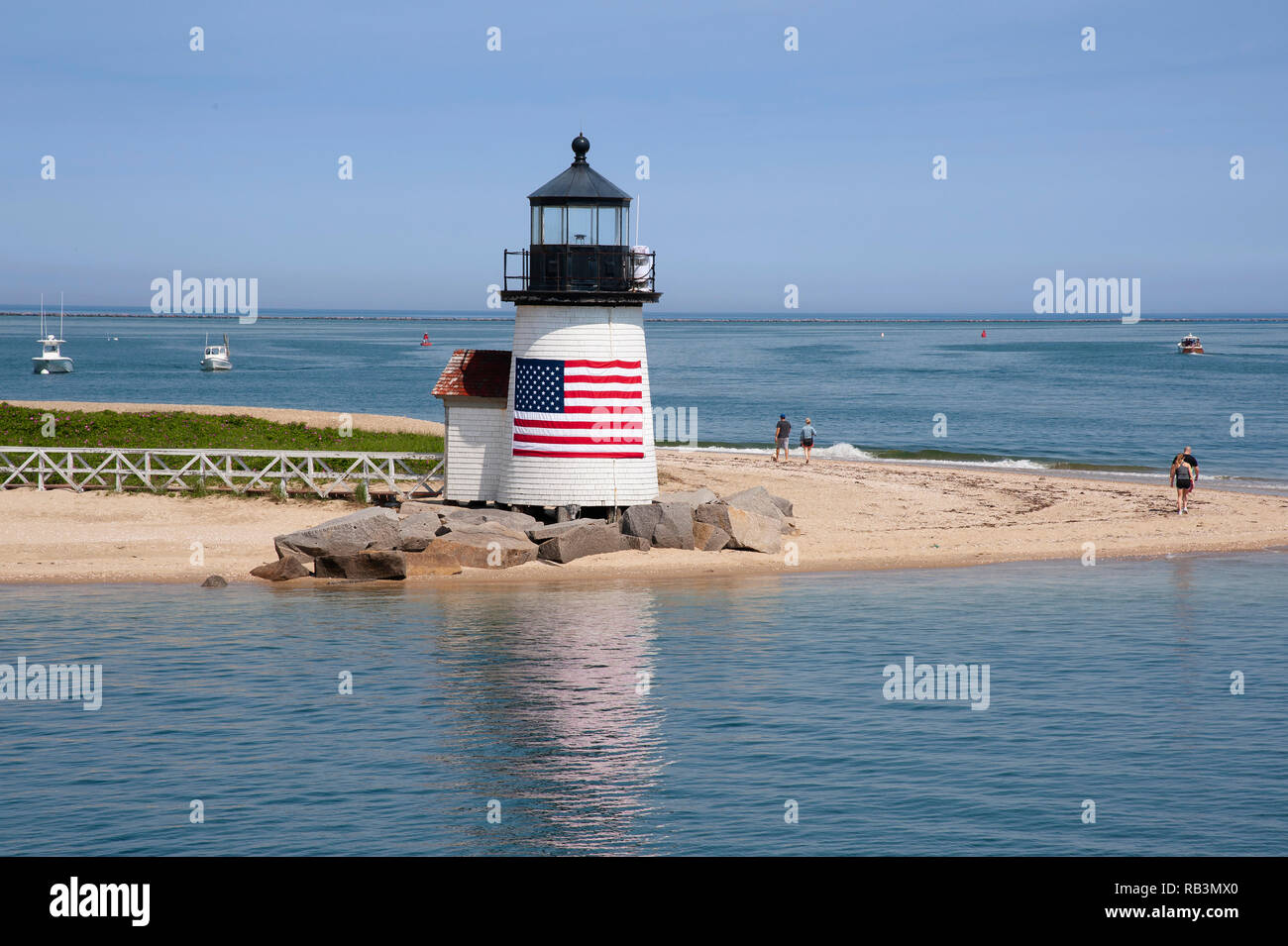Brant Point Lighthouse sur l'île de Nantucket a un drapeau américain enveloppé arount la tour de l'accueil des visiteurs à cette île Masschusetts. C'est un favori Banque D'Images