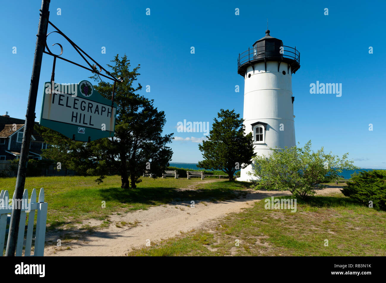 East Chop lighthouse se dresse au sommet du célèbre Telegraph Hill surplombant la baie de l'île de Martha's Vineyard ci-dessous. Banque D'Images