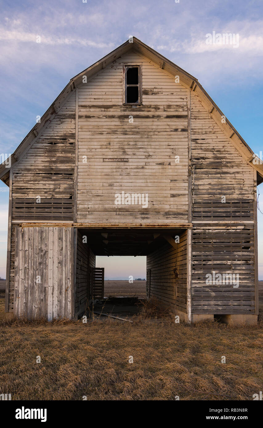 Ancienne grange rustique au coucher du soleil. Ogle County, Illinois, États-Unis Banque D'Images