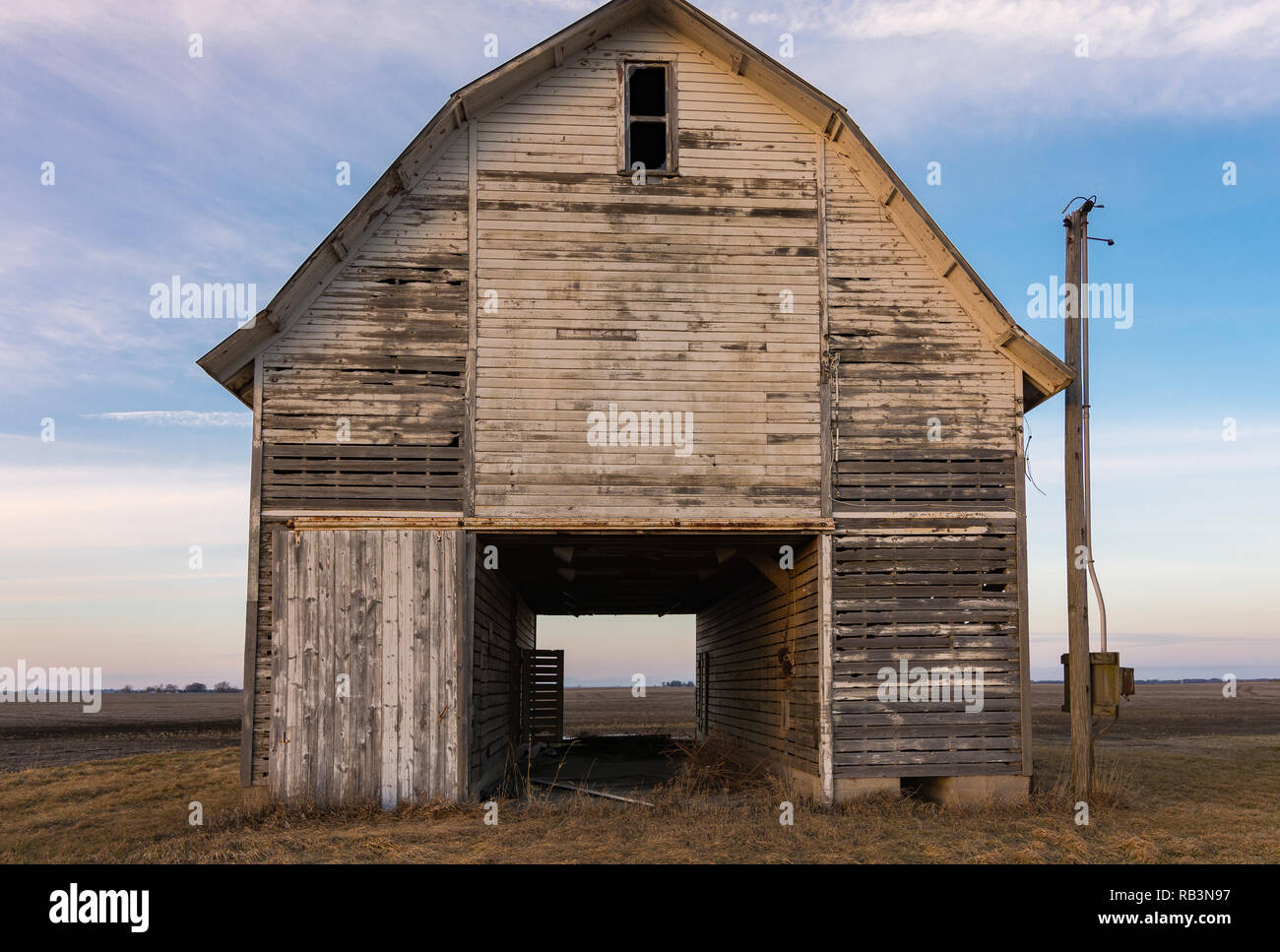 Ancienne grange rustique au coucher du soleil. Ogle County, Illinois, États-Unis Banque D'Images