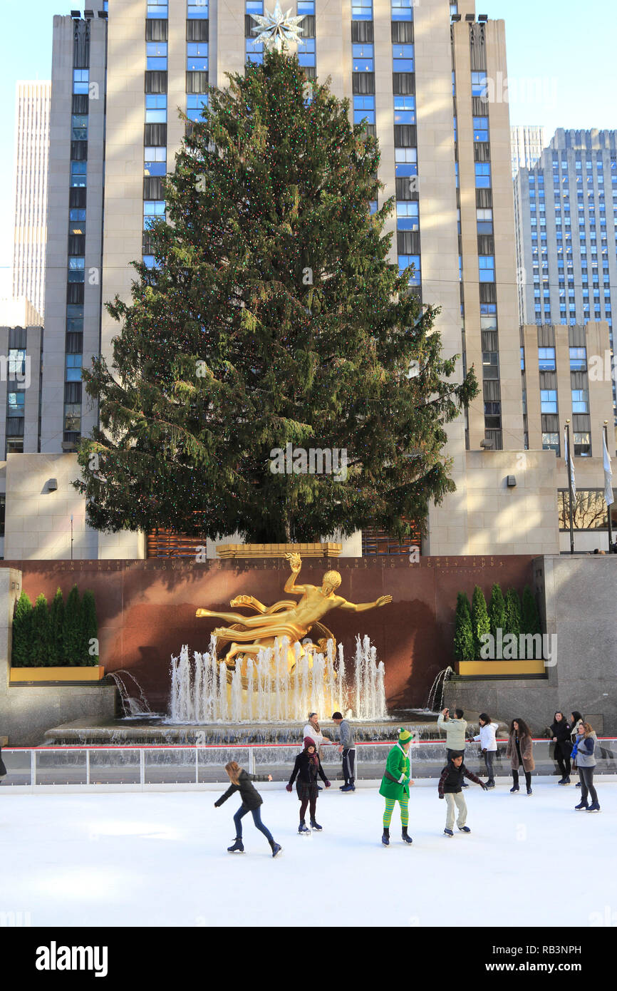 Patinoire, Arbre de Noël, Rockefeller Center, Manhattan, New York City, New York, États-Unis d'Amérique Banque D'Images