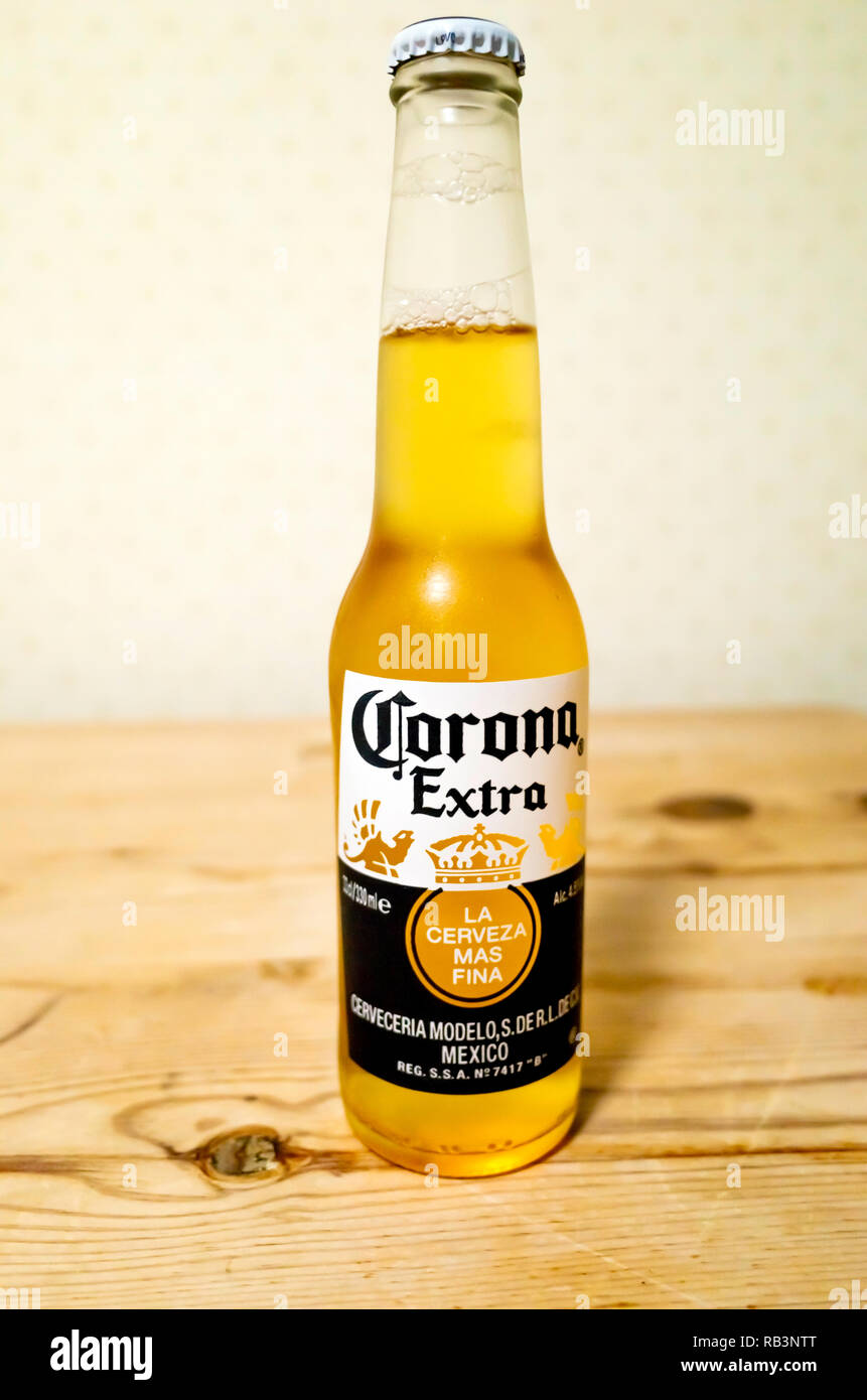 Une bouteille de la bière mexicaine Corona Extra Fine Mas Cerveza populaire à l'échelle internationale avec un goût propre Banque D'Images