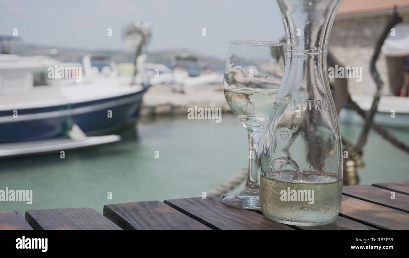 Bouteille et lanceur avec du vin sur une île croate Banque D'Images