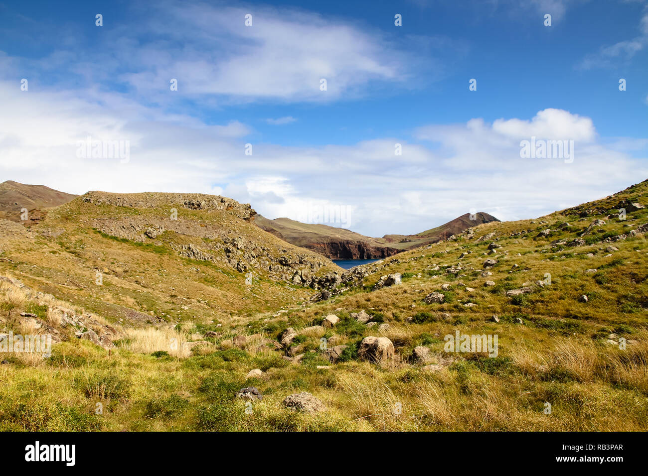 Randonnées parmi les falaises de Ponta de Sao Lourenco dans l'île de Madère, au Portugal. Les petites collines paysage paysage au cours d'une belle journée ensoleillée avec bl Banque D'Images