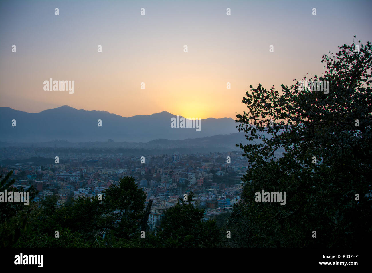 Le romantique coucher de soleil à partir de Swayambhunath Stupa de Kathmandu. Prises au Népal, janvier 2019. Banque D'Images
