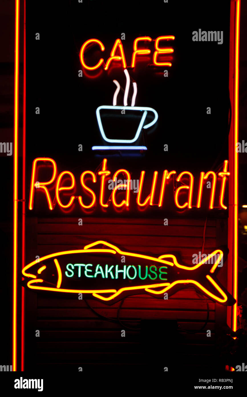 Neon cafe restaurant steakhouse sur mur en bois Banque D'Images