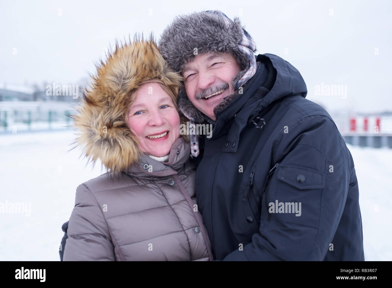 Portrait de couple de personnes âgées s'amuser en plein air en hiver smiling and looking at camera Banque D'Images