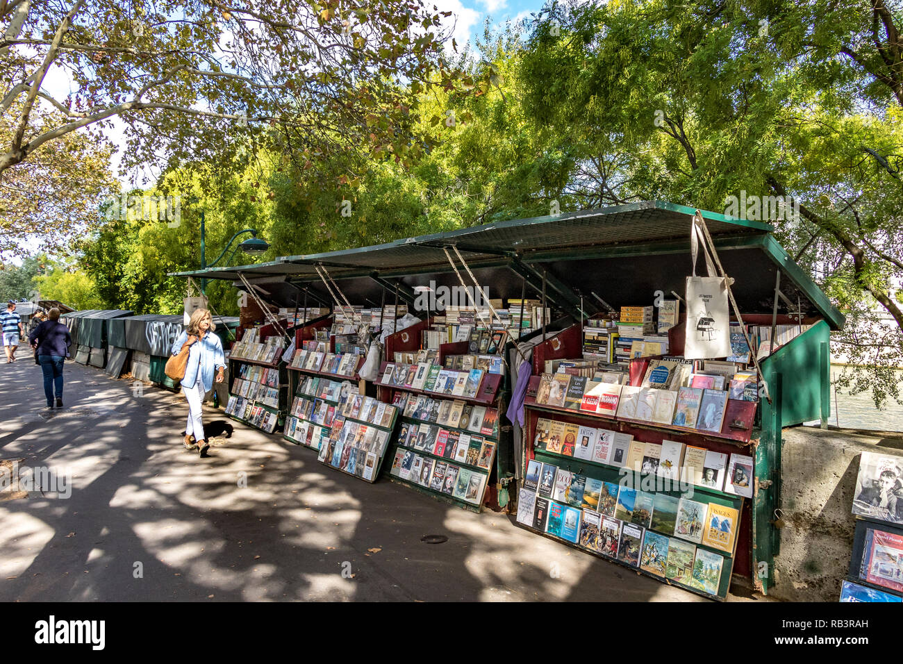 Bouquinistes de Paris le long des rives de la Seine, kiosques peints en vert vendant des livres d'occasion, magazines et gravures, Quai de Conti, Paris Banque D'Images