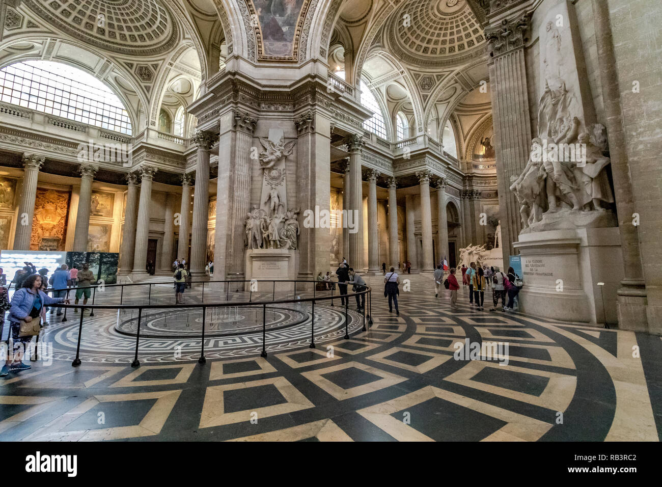 Intérieur du Panthéon, un mausolée laïc contenant les restes d'éminents citoyens français ,avec une façade sur le modèle du Panthéon de Rome Banque D'Images