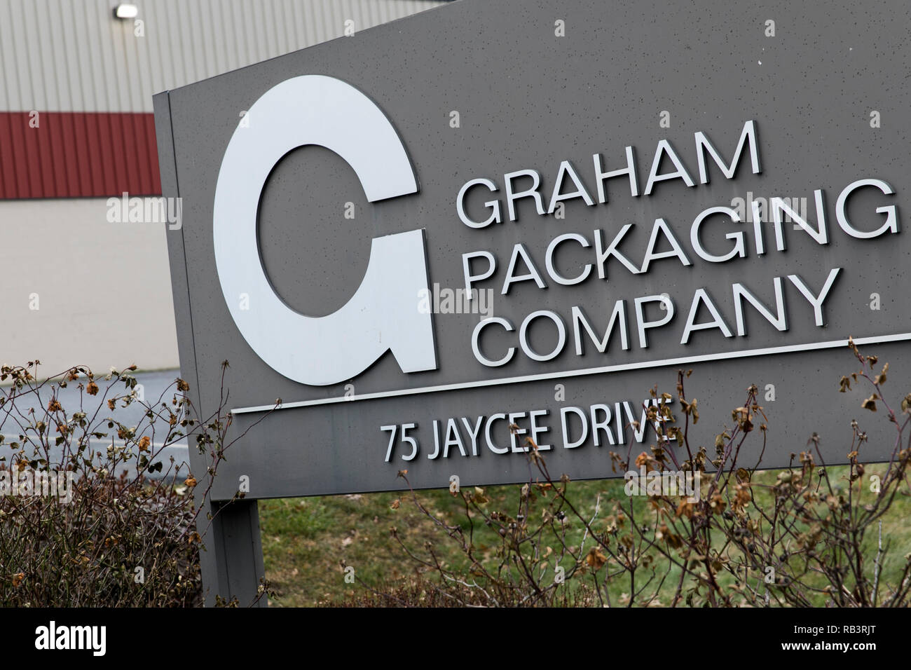 Un logo affiche à l'extérieur d'un bâtiment occupé par la société Graham Packaging à Hazleton, Iowa, le 29 décembre 2018. Banque D'Images