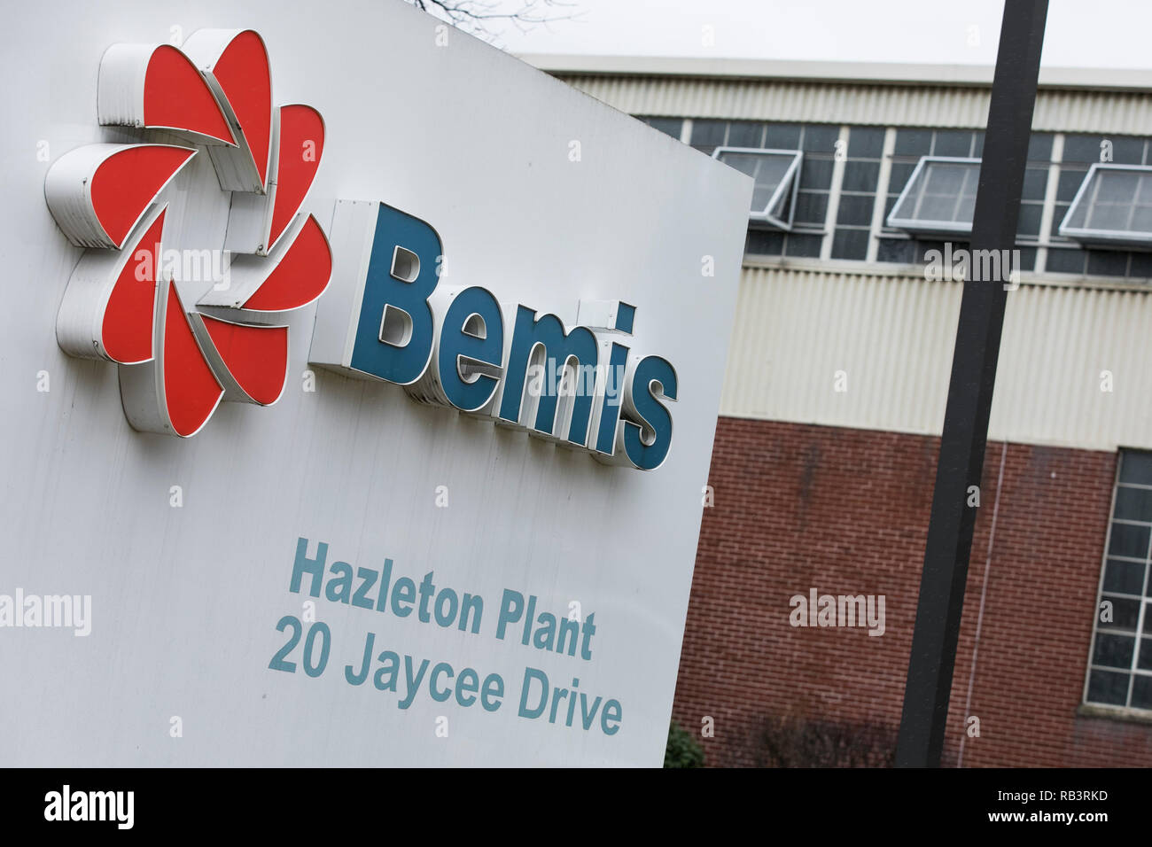 Un logo affiche à l'extérieur d'un établissement occupé par Bemis Company, Inc., dans la région de Hazleton, en Pennsylvanie, le 29 décembre 2018. Banque D'Images