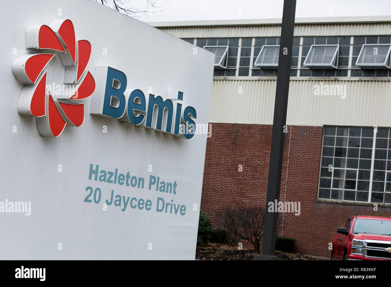 Un logo affiche à l'extérieur d'un établissement occupé par Bemis Company, Inc., dans la région de Hazleton, en Pennsylvanie, le 29 décembre 2018. Banque D'Images