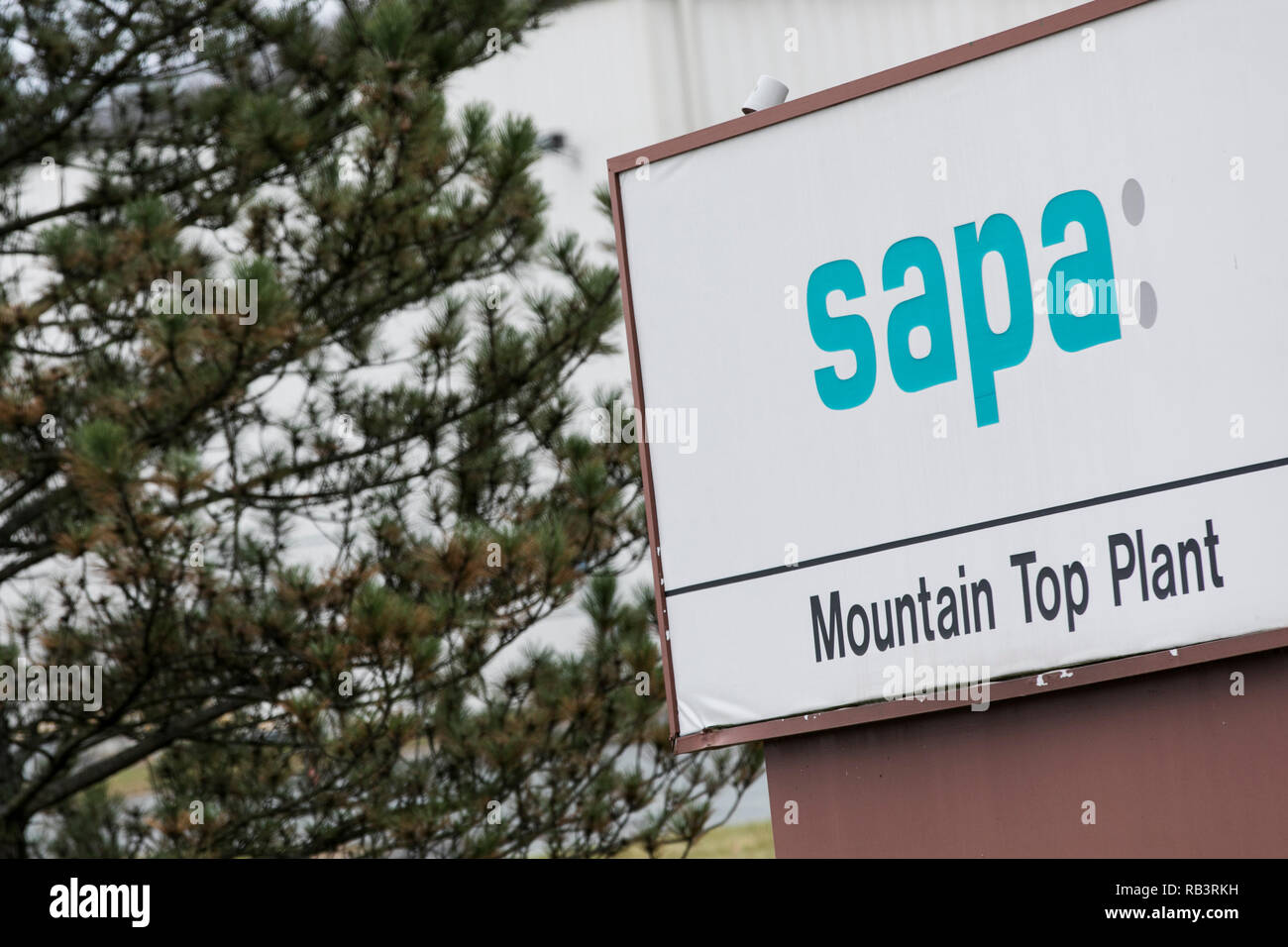 Un logo affiche à l'extérieur d'un établissement occupé par Sapa Extrusions d'aluminium au sommet de montagne, New York, le 29 décembre 2018. Banque D'Images