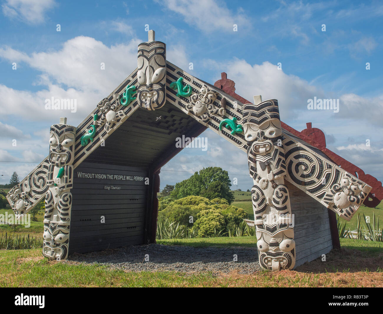 Entrée sculpté à Rangiriri battle site Pa, Waikato, Nouvelle-Zélande Banque D'Images