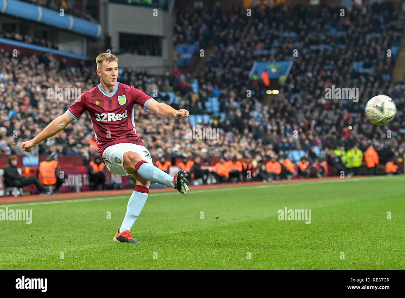 5 janvier 2019, la Villa du Parc, Birmingham, Angleterre ; l'unis en FA Cup, 3ème tour, Aston Villa vs Swansea City : James Bree (16) de Aston Villa traverse la ball Crédit : Gareth Dalley/News Images images Ligue de football anglais sont soumis à licence DataCo Banque D'Images