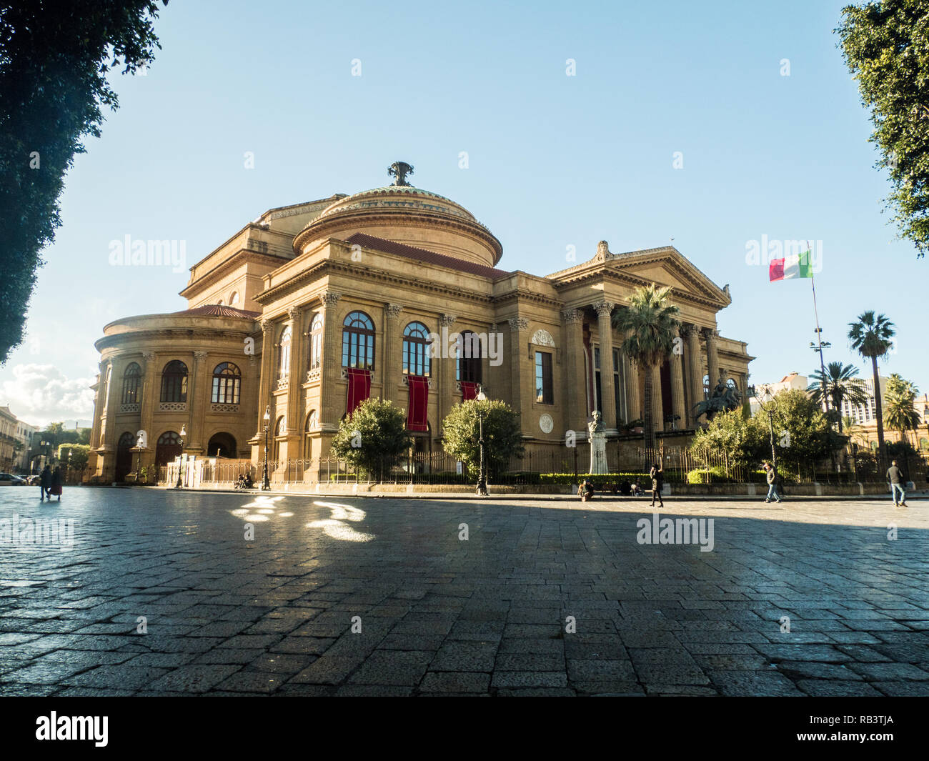 Le Teatro Massimo Vittorio Emanuele, un opéra sur la Piazza Verdi, ville de Palerme, Sicile, Sicile, Italie Banque D'Images