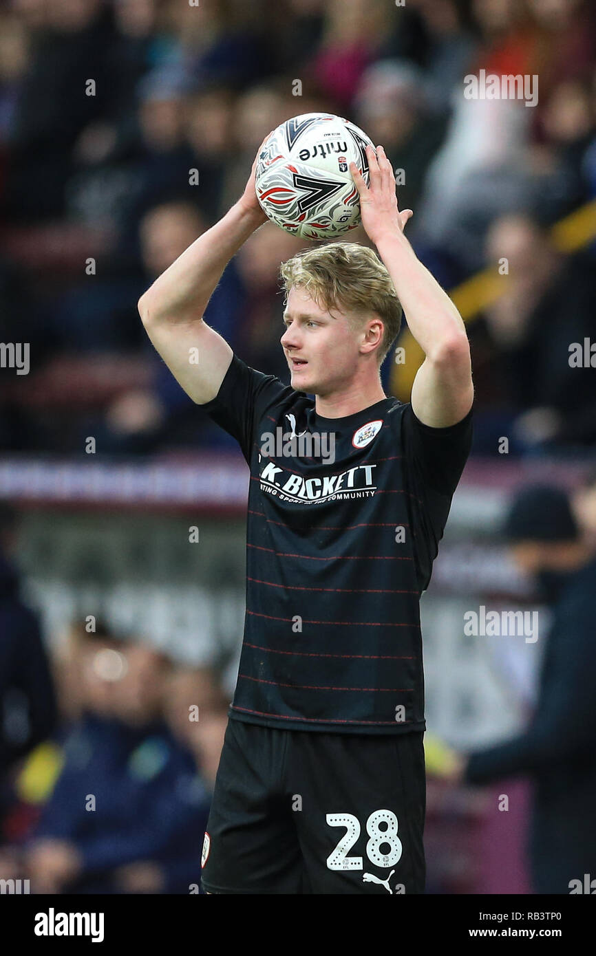 5 janvier 2019, Turf Moor, Burnley, Angleterre ; l'unis en FA Cup, 3ème tour, Burnley vs Barnsley : Ben Williams (28) avec la balle de Barnsley Crédit : Mark Cosgrove/News Images images Ligue de football anglais sont soumis à licence DataCo Banque D'Images