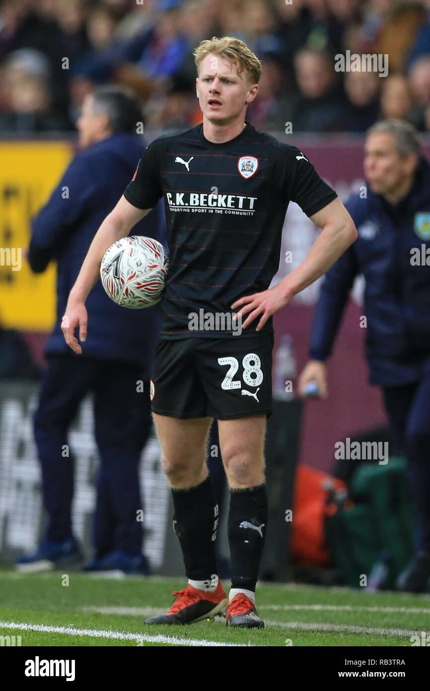 5 janvier 2019, Turf Moor, Burnley, Angleterre ; l'unis en FA Cup, 3ème tour, Burnley vs Barnsley : Ben Williams (28) avec la balle de Barnsley Crédit : Mark Cosgrove/News Images images Ligue de football anglais sont soumis à licence DataCo Banque D'Images