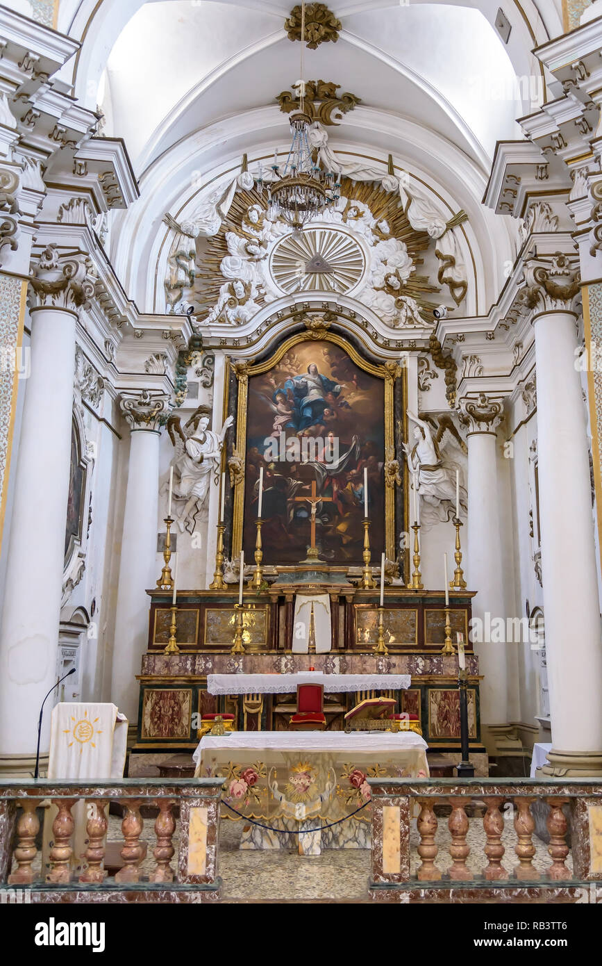 Noto, Sicile, Italie - 23 août 2017 : maître-autel de l'église de Santa Chiara à Noto Banque D'Images