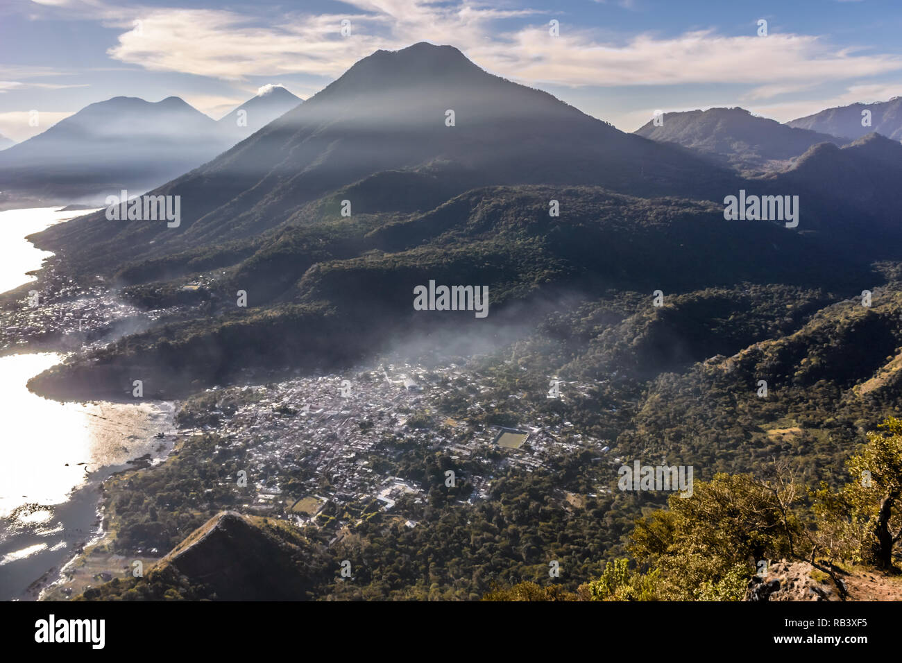 Vue de nez indien sur le lac Atitlan, 3 volcans, San Juan La Laguna & San Pedro la Laguna juste après le lever du soleil en montagnes du Guatemala. Banque D'Images
