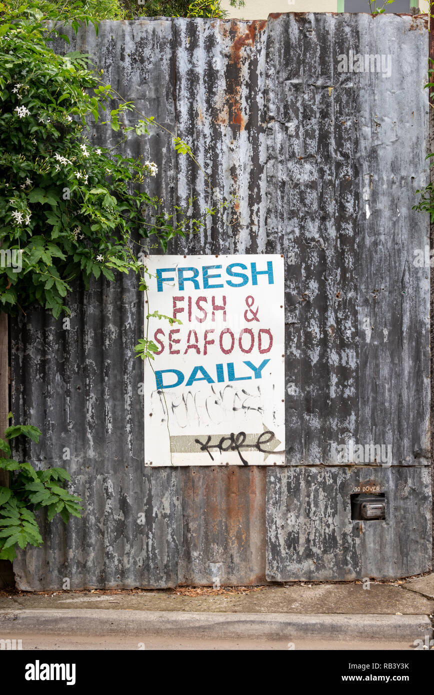 Un vieux, poisson frais et fruits de mer signe dans un ruelle way Banque D'Images