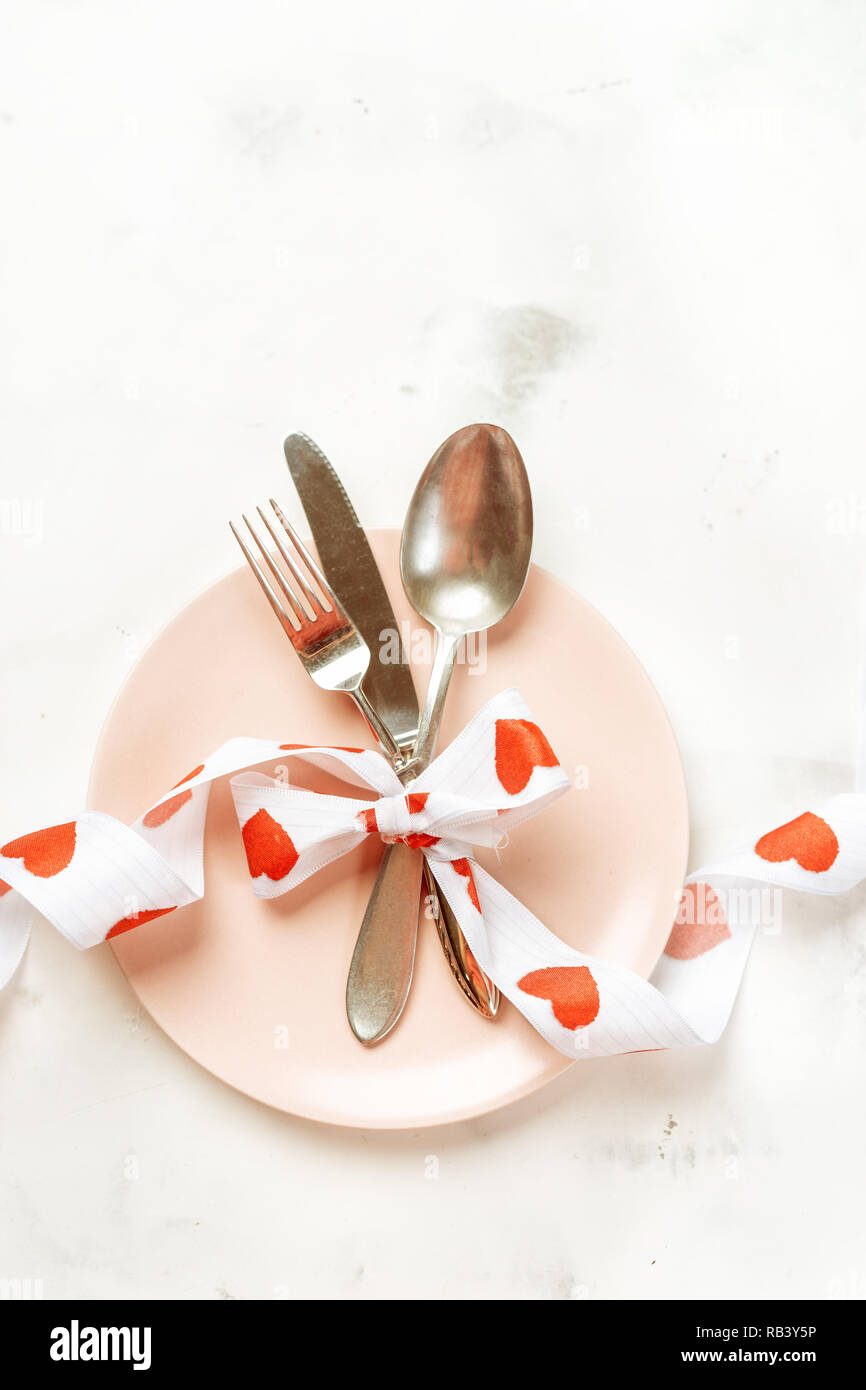 Table de fête avec des couverts et de la plaque rose pour la Saint-Valentin Banque D'Images
