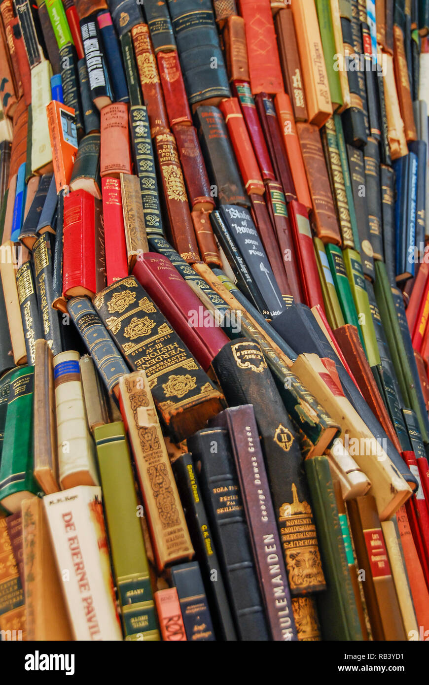 Grand livre de la bibliothèque dans la pile de couleur Banque D'Images